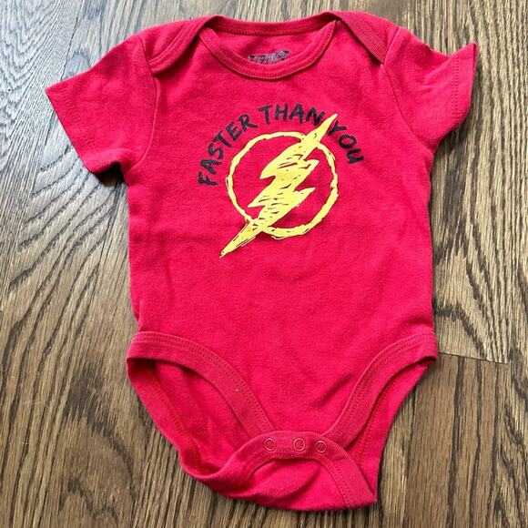 DC Comics Justice League Superhero onesie bodysuit set, size 6-9M (set of 2) - Picture 4 of 6